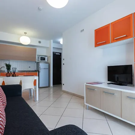 Warm Flat In The Heart Of - Beahost * Μπιμπιόνε